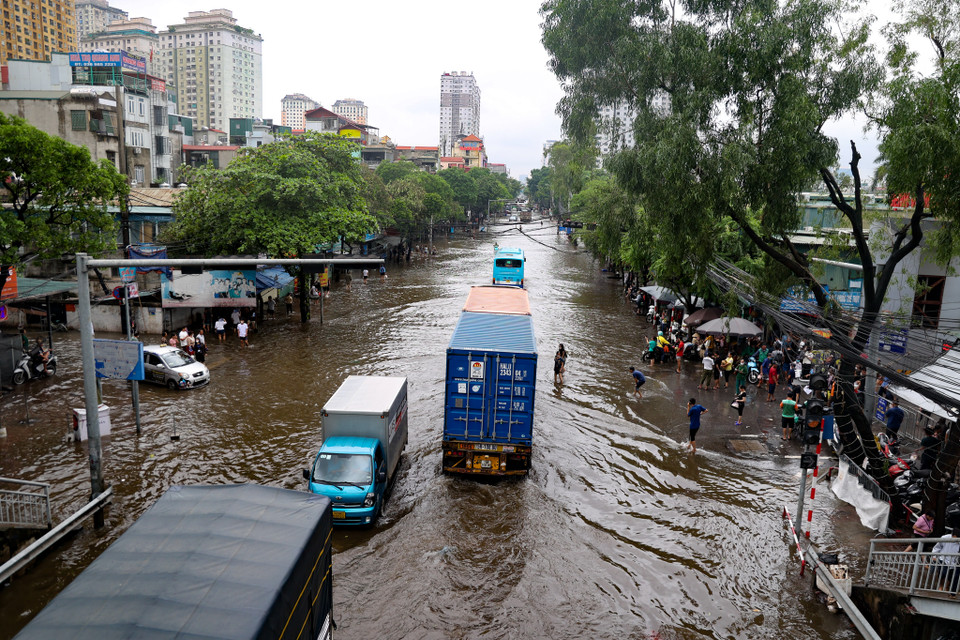 Theo ghi nhận, một đoạn đường 70 kéo dài qua Bệnh viên K (Tân Triều) ngập sâu trong nước. (Ảnh: Minh Hiếu/Vietnam+)