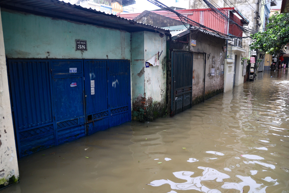 Một số nhà dân nền thấp đã bị nước mưa ngập vào nhà. (Ảnh: Minh Hiếu/Vietnam+)