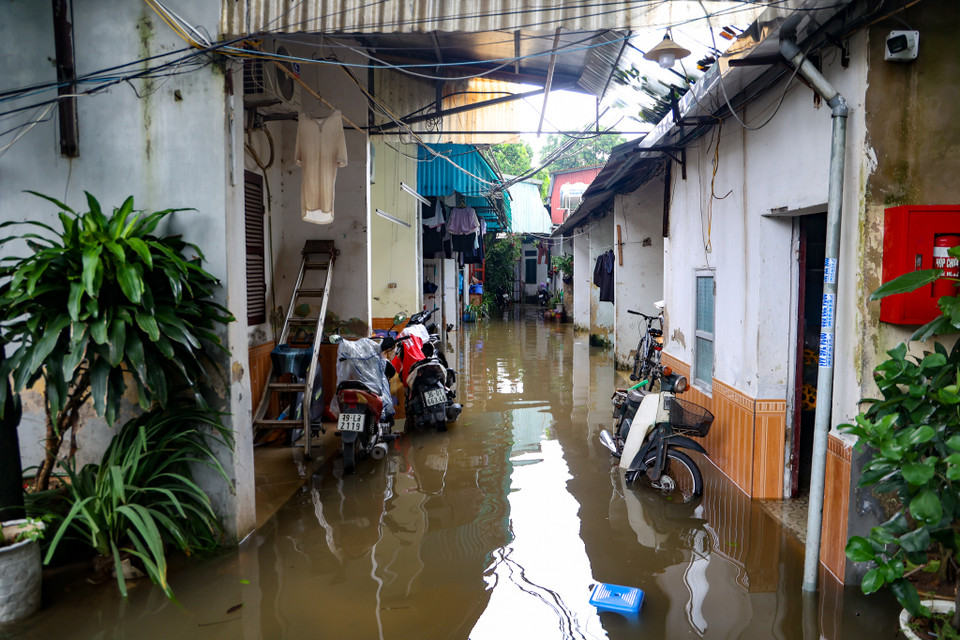 Các đơn vị chuẩn bị các điểm sơ tán an toàn, đảm bảo đủ chỗ ở, lương thực, nước uống, thuốc men cho người dân; hướng dẫn 1 người dân nắm rõ quy trình, thao tác khi có lệnh sơ tán; kiên quyết triển khai phương án sơ tán, đảm bảo an toàn đối với người dân; phân công cán bộ phụ trách từng khu vực, hộ gia đình cần sơ tán, đảm bảo không bỏ sót người dân… (Ảnh: Minh Hiếu/Vietnam+)