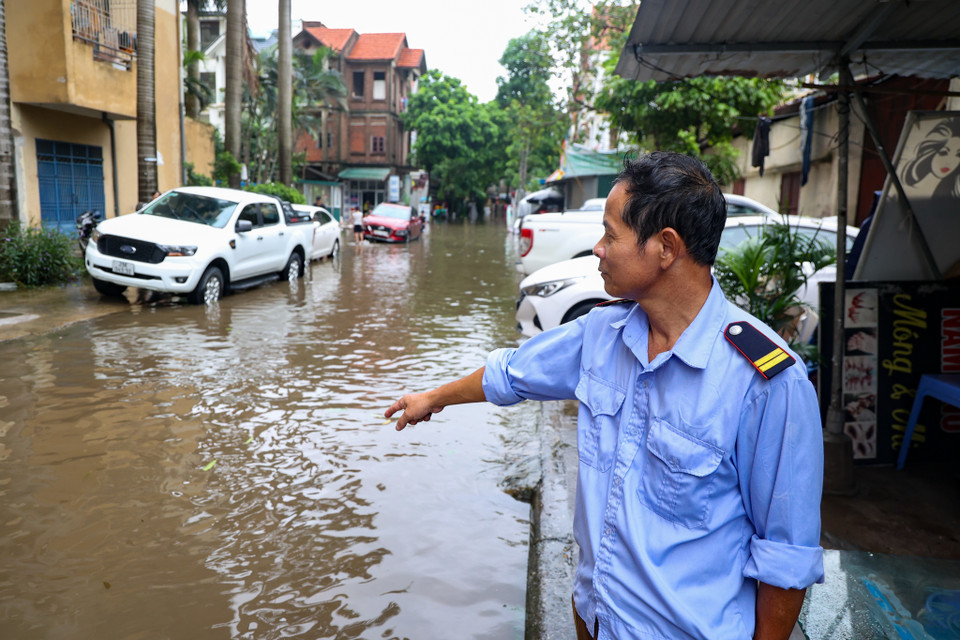 Ông Nguyễn Văn Chỉnh, người dân tại khu vực tổ dân phố số 9 đường Cầu Bươu (Thanh Trì) cho hay đã nhiều năm sống tại khu vực này nhưng đây là lần đầu tiên gặp ngập sâu như vậy. (Ảnh: Minh Hiếu/Vietnam+)