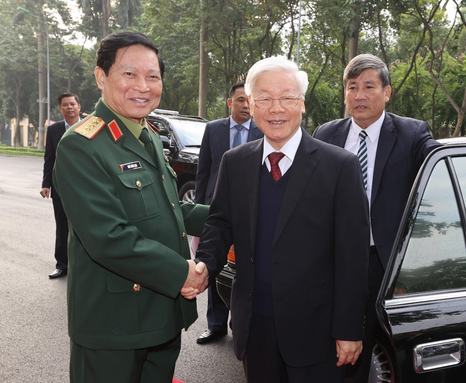 Đại tướng Ngô Xuân Lịch, Phó Bí thư Quân ủy Trung ương, Bộ trưởng Bộ Quốc phòng đón Tổng Bí thư, Chủ tịch nước Nguyễn Phú Trọng, Bí thư Quân ủy Trung ương. (Ảnh : Trí Dũng/TTXVN)