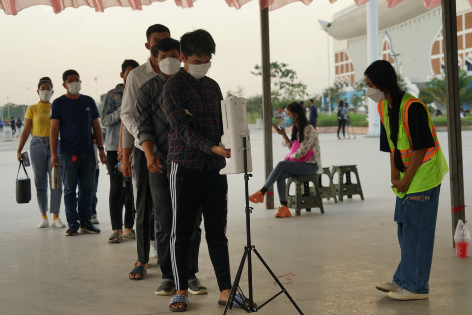 Đây là lần đầu tiên đông đảo khán giả Campuchia được xem một sự kiện thể thao chính thức tại Sân vận động quốc gia Morodok Techo, công trình được khánh thành tháng 8/2021.(Ảnh: Trần Long/TTXVN)