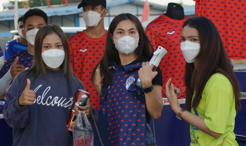 Giới trẻ Campuchia mua sắm khá nhiều áo đấu và áo cổ động cho đội U23 nhà. (Ảnh: Trần Long/TTXVN)