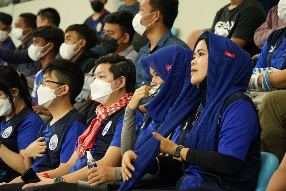 Cổ động viên Campuchia trong trận đấu U23 Campuchia-Brunei. (Ảnh: Trần Long/TTXVN)