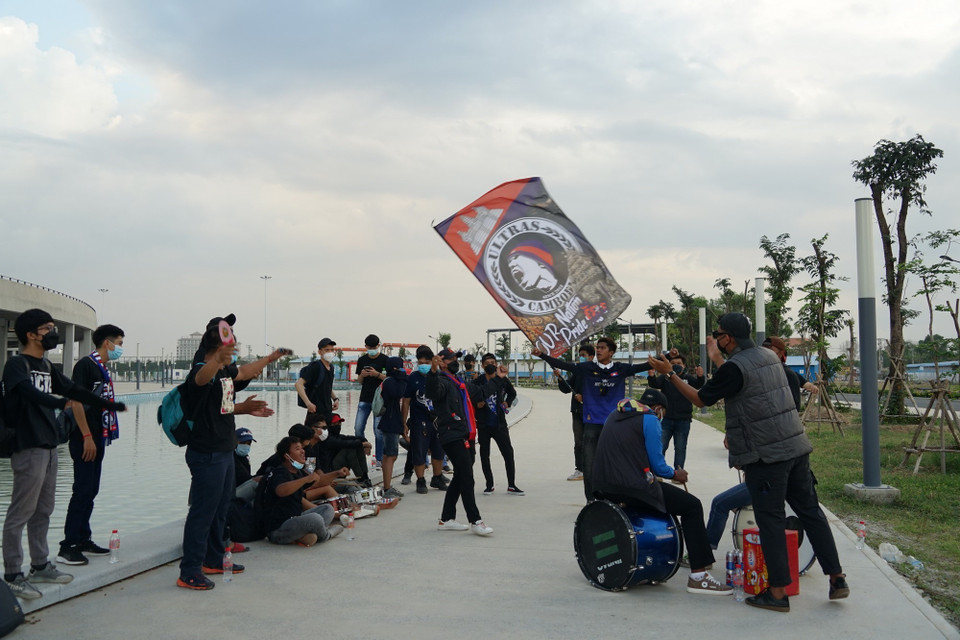 Đội trống cổ vũ thể hiện màn trình diễn đầy hấp dẫn với đám đông khán giả bên ngoài Sân vận động quốc gia Morodok Techo. (Ảnh: Trần Long/TTXVN)