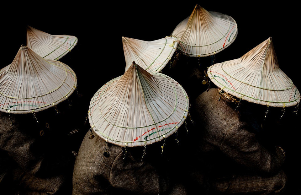 Lễ hội mũ. (Nguồn: NatGeo) Hàng năm, thị trấn Amadeo ở Philippines tổ chức lễ hội Pahimis chào mừng mùa thu hoạch càphê. Lễ hội kéo dài 3 ngày và có các cuộc diễu hành của các vũ công đội mũ như trong ảnh.
