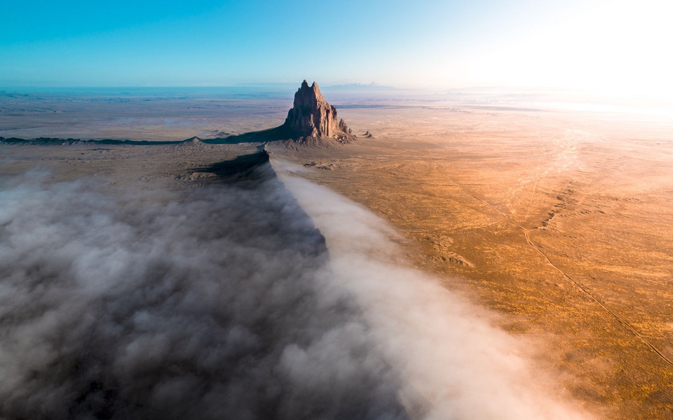 Hoàng hôn trên núi đá Shiprock ở New Mexico. (Nguồn: NatGeo)