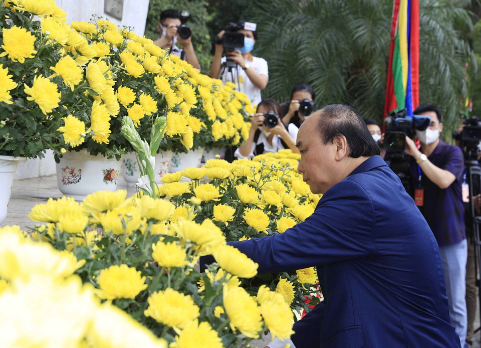 Chủ tịch nước Nguyễn Xuân Phúc dâng hoa trước Bức phù điêu Bác Hồ nói chuyện với Đại đoàn 308 trong Khu Di tích lịch sử Quốc gia đặc biệt Đền Hùng (tỉnh Phú Thọ). (Ảnh: Thống Nhất/TTXVN)