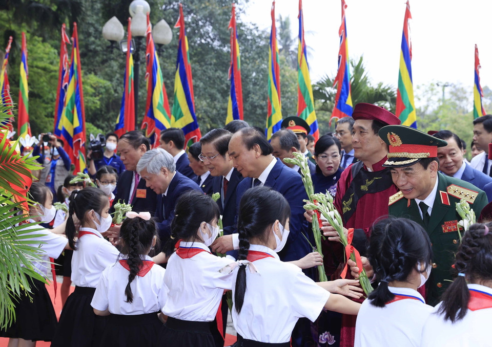 Chủ tịch nước Nguyễn Xuân Phúc cùng Lãnh đạo Đảng, Nhà nước với các thiếu nhi tại Khu Di tích lịch sử Quốc gia đặc biệt Đền Hùng (tỉnh Phú Thọ). (Ảnh: Thống Nhất/TTXVN)