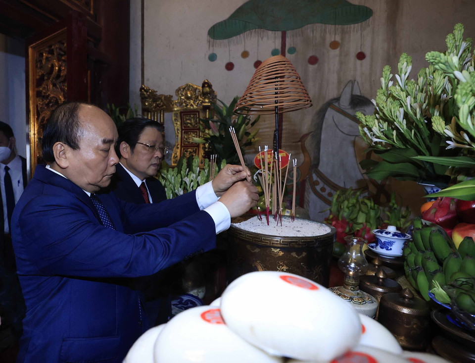 Chủ tịch nước Nguyễn Xuân Phúc dâng hương tưởng niệm các Vua Hùng tại Khu Di tích lịch sử Quốc gia đặc biệt Đền Hùng (tỉnh Phú Thọ). (Ảnh: Thống Nhất/TTXVN)