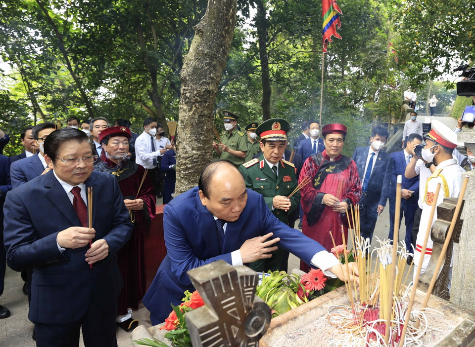 Chủ tịch nước Nguyễn Xuân Phúc cùng Lãnh đạo Đảng, Nhà nước dâng hương tại Lăng Vua Hùng. (Ảnh: Thống Nhất/TTXVN)