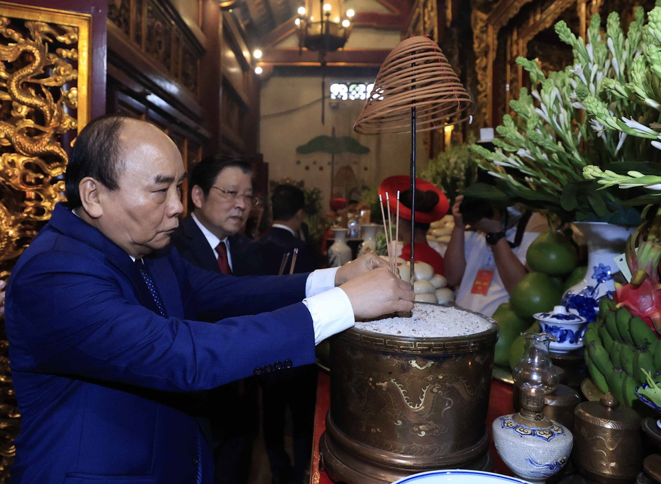 Chủ tịch nước Nguyễn Xuân Phúc dâng hương tưởng niệm các Vua Hùng tại Khu Di tích lịch sử Quốc gia đặc biệt Đền Hùng (tỉnh Phú Thọ). (Ảnh: Thống Nhất/TTXVN)