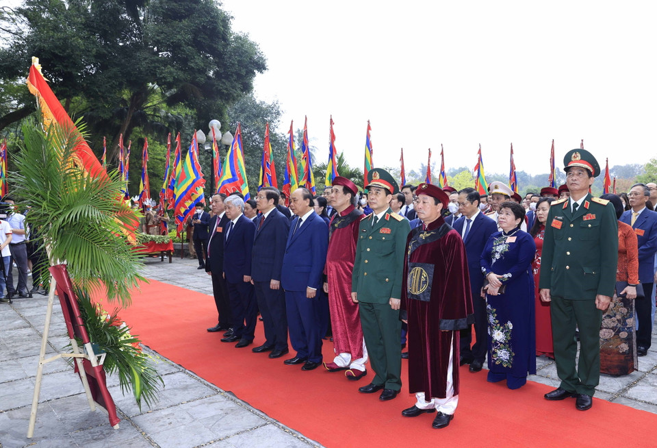 Chủ tịch nước Nguyễn Xuân Phúc dâng hoa trước Bức phù điêu Bác Hồ nói chuyện với Đại đoàn 308 trong Khu Di tích lịch sử Quốc gia đặc biệt Đền Hùng (tỉnh Phú Thọ). (Ảnh: Thống Nhất/TTXVN)