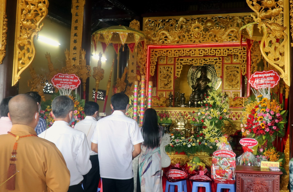 Thành kính dâng hương tri ân công ơn các Vua Hùng và những bậc tiền nhân. (Ảnh: Lê Huy Hải/TTXVN)