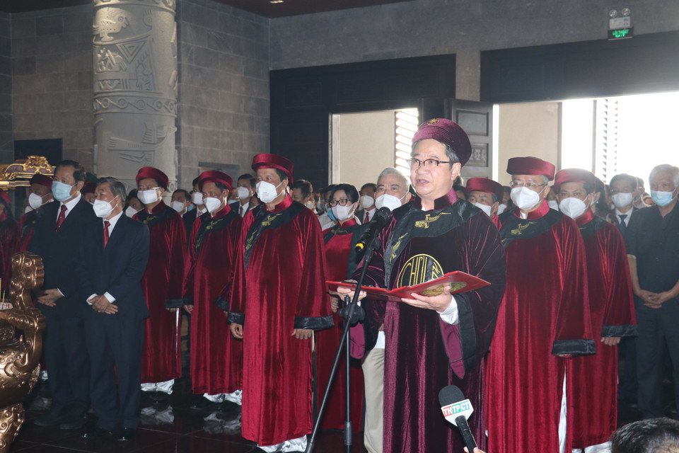 Chủ tịch UBND thành phố Cần Thơ Trần Việt Trường đọc diễn văn ôn lại truyền thống dựng nước và báo công với Vua Hùng. (Ảnh: Ngọc Thiện/TTXVN)