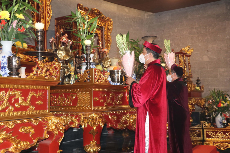 Lãnh đạo thành phố Cần Thơ dâng hoa lên các Vua Hùng. (Ảnh: Ngọc Thiện/TTXVN)