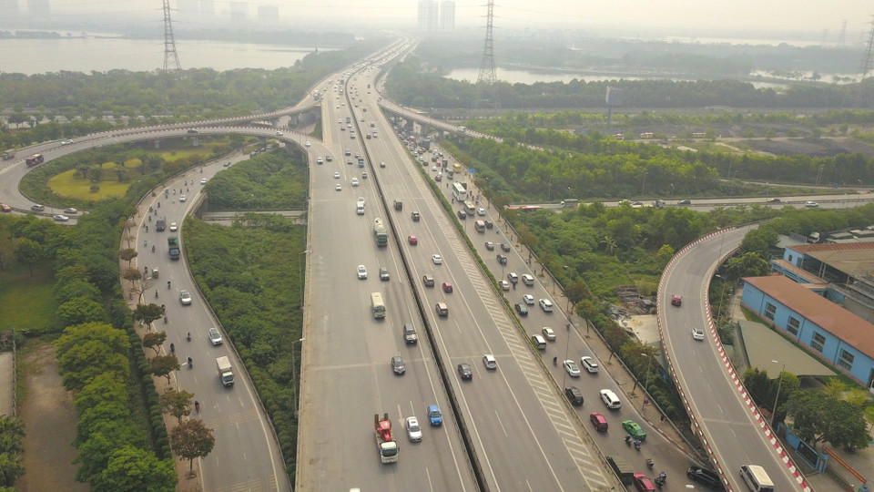 Lượng phương tiện trên đường Vành đai 3 tăng cao, theo chiều hướng ra các tuyến Quốc lộ, cao tốc. (Ảnh: Minh Đức/TTXVN)