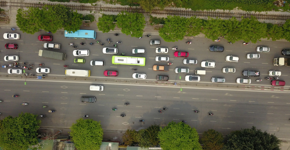 Các phương tiện tăng cao gây ùn tắc trên đường Ngọc Hồi hướng về Quốc lộ 1. (Ảnh: Minh Đức/TTXVN)