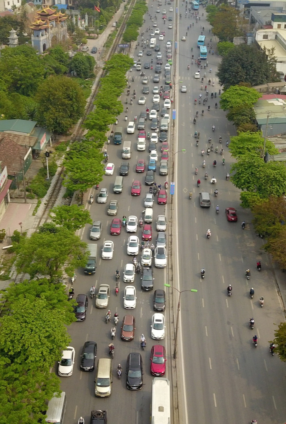 Các phương tiện tăng cao gây ùn tắc trên đường Ngọc Hồi hướng về Quốc lộ 1. (Ảnh: Minh Đức/TTXVN)