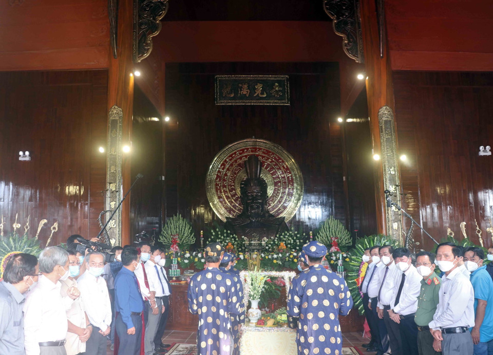 Nghi lễ dâng kiệu vật phẩm, Lễ dâng bánh dân gian được lựa chọn tại ngày hội Bánh dân gian Nam Bộ năm 2022... để bày tỏ lòng tri ân của Nhân dân tỉnh Cà Mau với Quốc Tổ Hùng Vương và các bậc tiền nhân. (Ảnh: Huỳnh Anh/TTXVN)