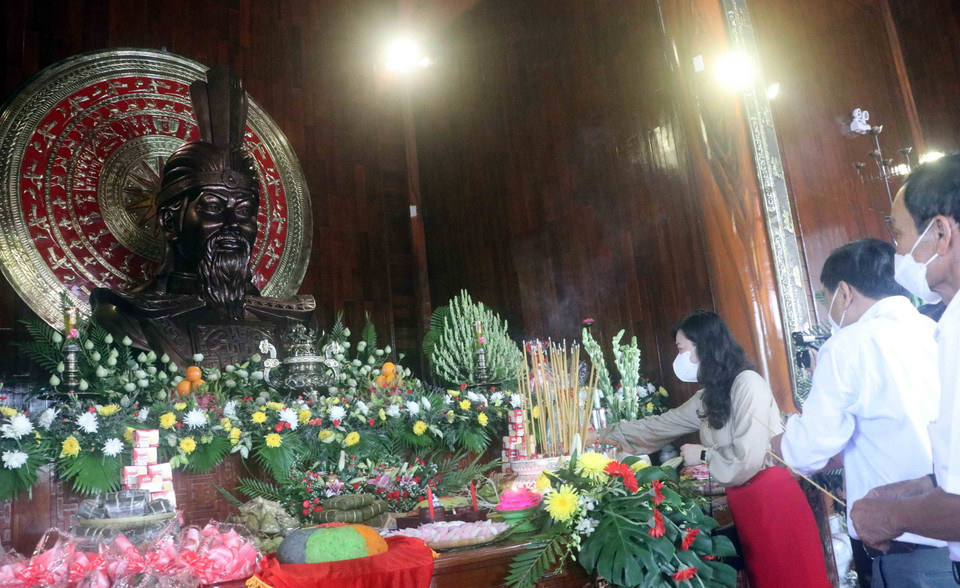 Người dân vùng đất cực Nam thành kính dâng hương tại đền thờ Vua Hùng, ấp Giao Khẩu, xã Tân Phú, huyện Thới Bình, Cà Mau. (Ảnh: Huỳnh Anh/TTXVN)