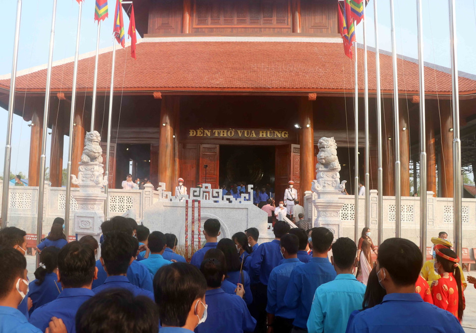 Người dân vùng đất cực Nam thành kính dâng hương tại đền thờ Vua Hùng, ấp Giao Khẩu, xã Tân Phú, huyện Thới Bình, Cà Mau. (Ảnh: Huỳnh Anh/TTXVN)