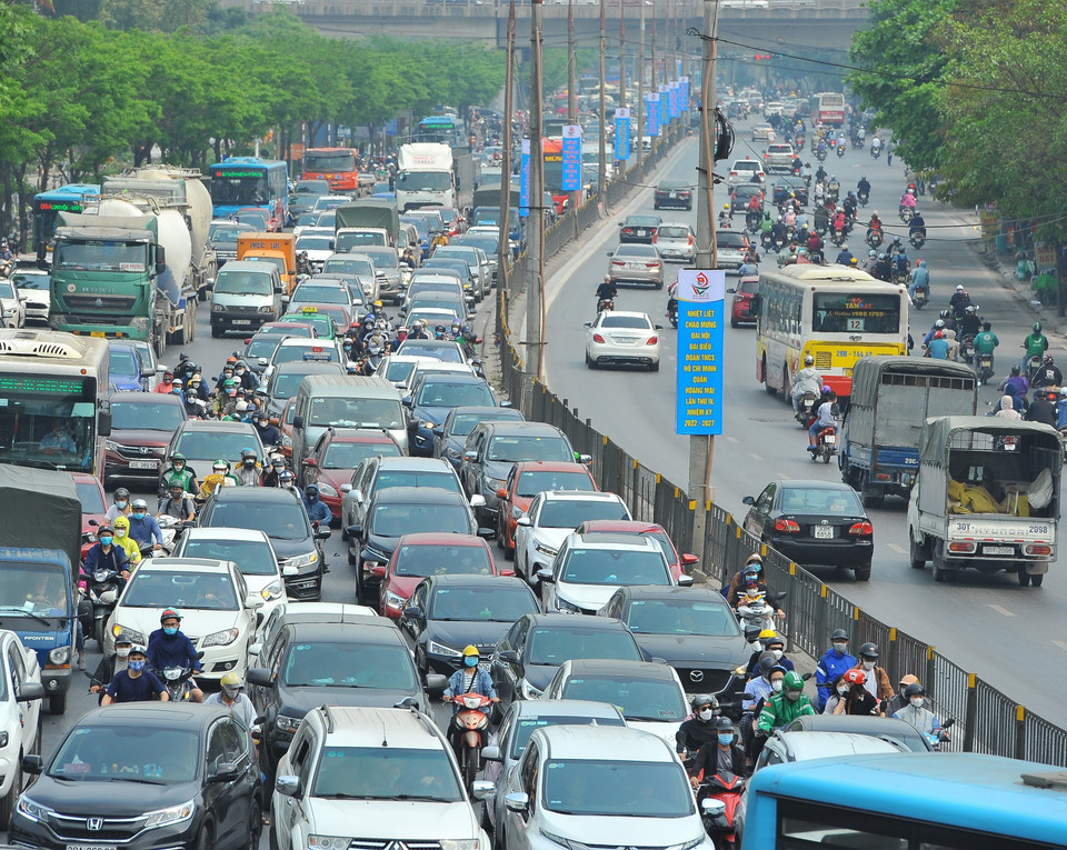 Các phương tiện tăng cao gây ùn tắc trên đường Ngọc Hồi hướng về Quốc lộ 1. (Ảnh: Minh Đức/TTXVN)