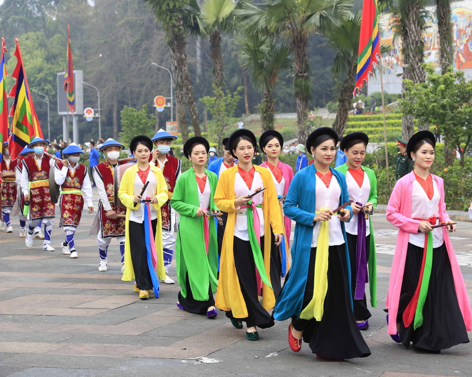 Đoàn nghi lễ dâng diễu hành, dâng hương tưởng niệm các Vua Hùng. (Ảnh: Thống Nhất/TTXVN)