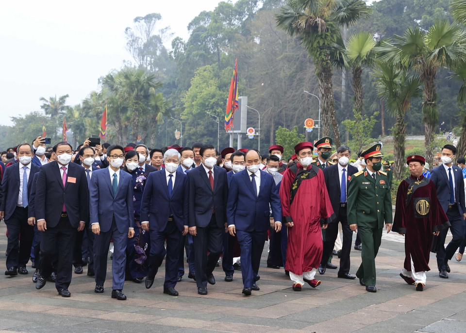 Chủ tịch nước Nguyễn Xuân Phúc cùng Lãnh đạo Đảng, Nhà nước, tỉnh Phú Thọ và các địa phương đến dự Lễ dâng hương tưởng niệm các Vua Hùng năm 2022. (Ảnh: Thống Nhất/TTXVN)