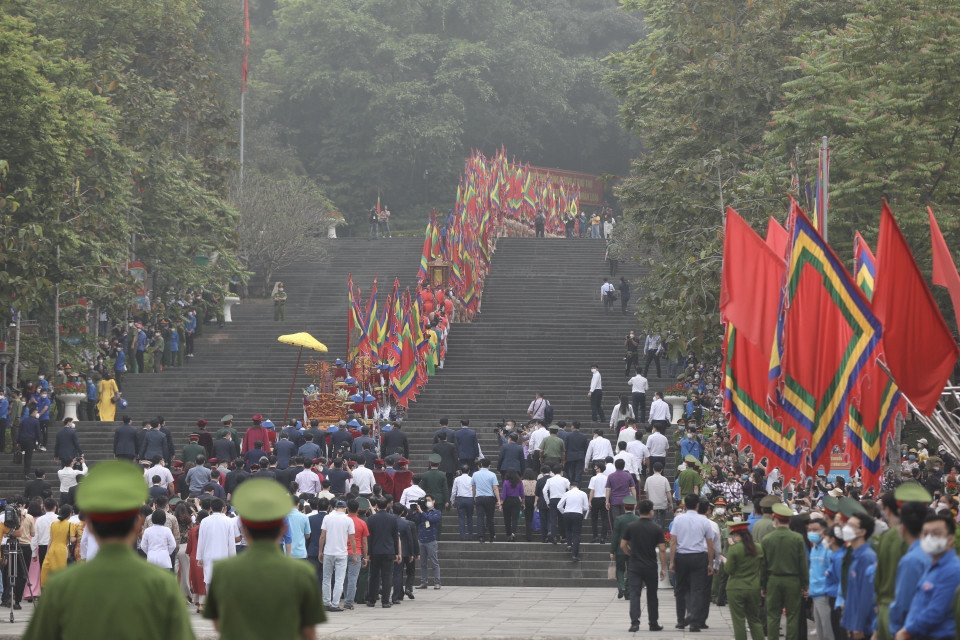 Đoàn nghi lễ chuẩn bị dâng hương tưởng niệm các Vua Hùng. (Ảnh: Minh Quyết/TTXVN)
