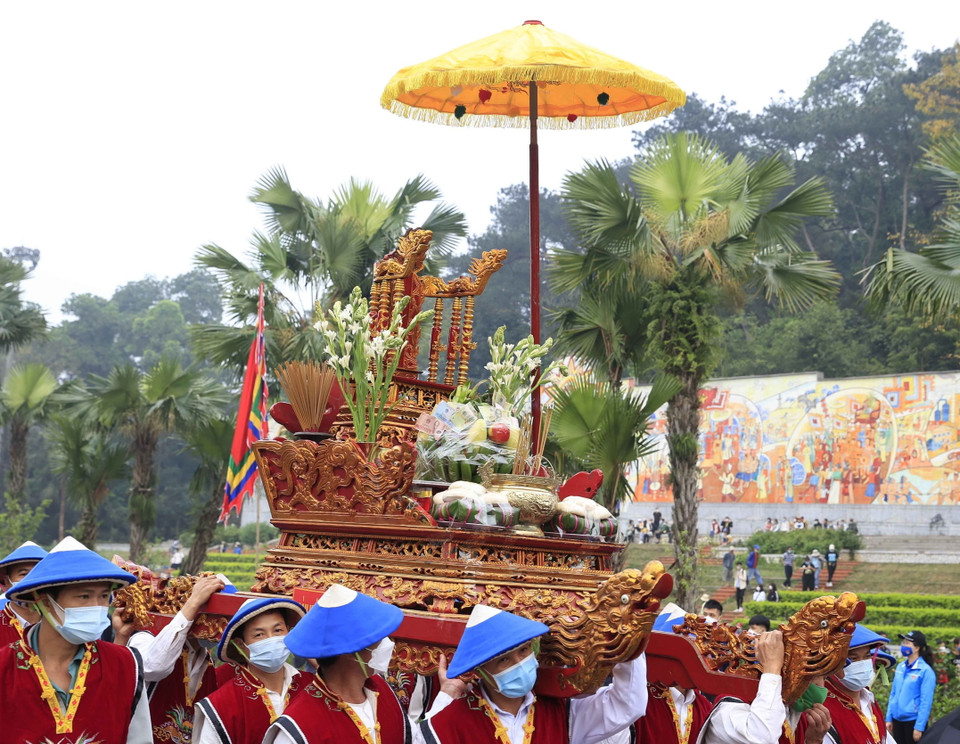 Đoàn nghi lễ rước kiệu dâng lễ vật tưởng nhớ các Vua Hùng. (Ảnh: Thống Nhất/TTXVN)