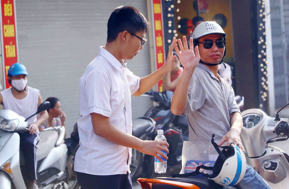 Thí sinh chuẩn bị bước vào kỳ thi vào lớp 10 THPT tại hội đồng thi trường THPT Đoàn Kết, quận Hai Bà Trưng. (Ảnh: Quang Quyết/TTXVN)