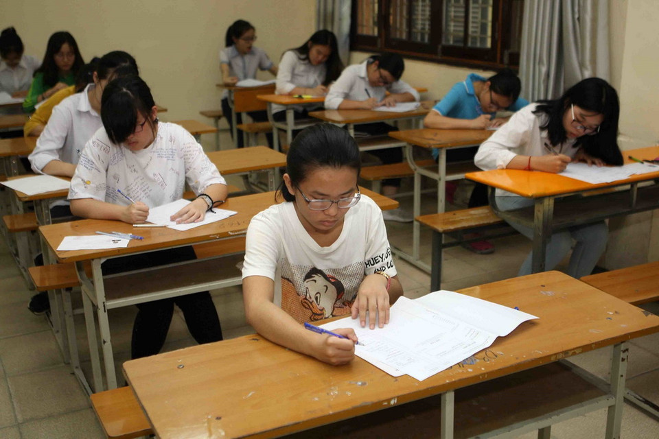 Thí sinh dự thi môn Ngữ Văn trong kỳ thi tuyển sinh lớp 10 THPT tại điểm thi Trường THPT Phan Đình Phùng. (Ảnh: Thanh Tùng/TTXVN)