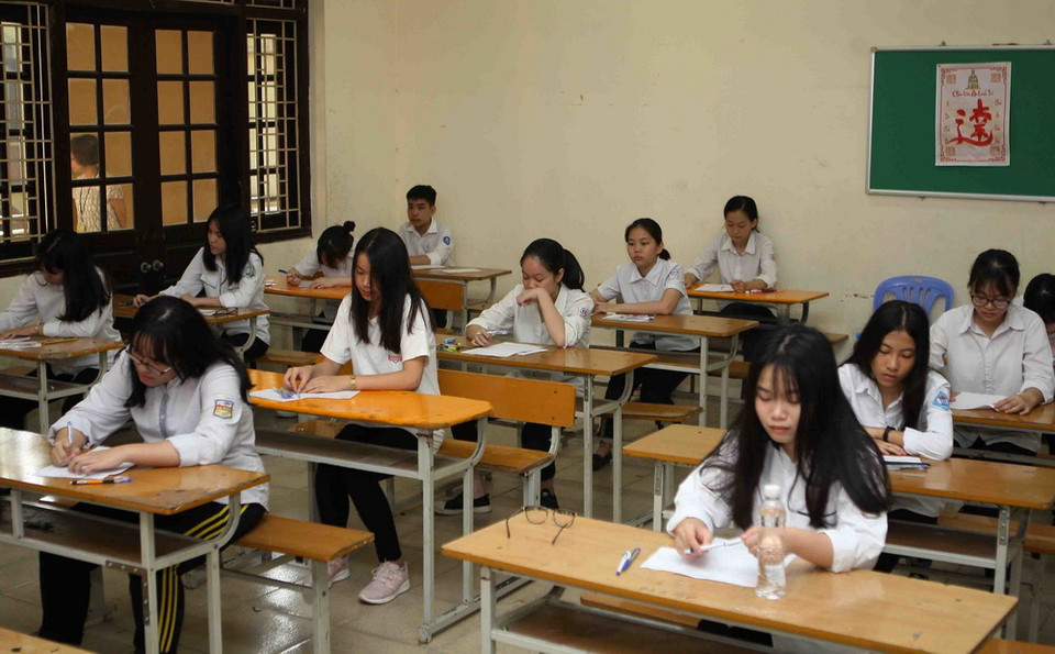 Thí sinh dự thi môn Ngữ Văn trong kỳ thi tuyển sinh lớp 10 THPT tại điểm thi Trường THPT Phan Đình Phùng. (Ảnh: Thanh Tùng/TTXVN)