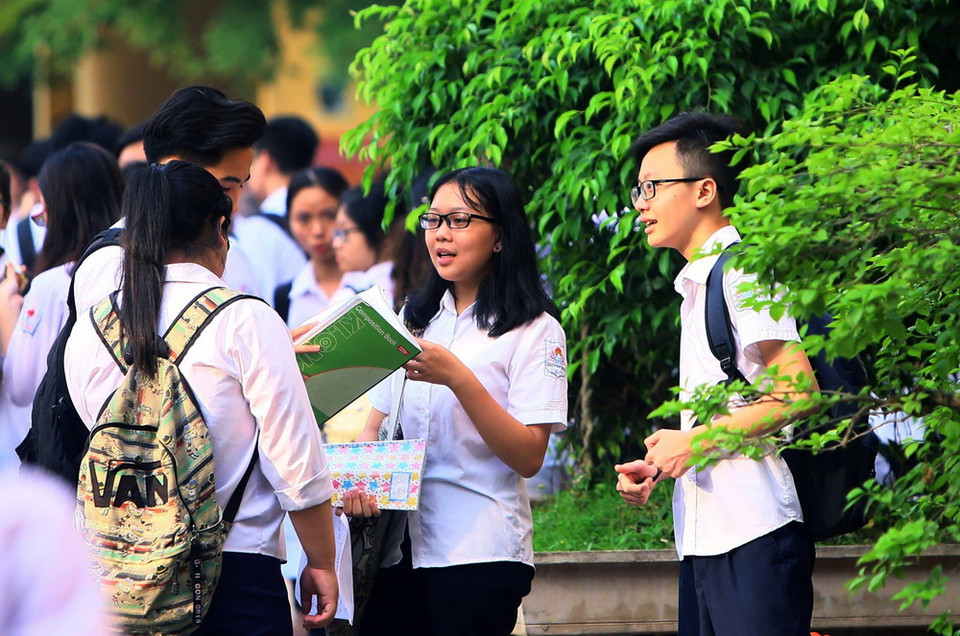 Thí sinh chuẩn bị bước vào kỳ thi vào lớp 10 THPT tại hội đồng thi trường THPT Đoàn Kết, quận Hai Bà Trưng. (Ảnh: Quang Quyết/TTXVN)