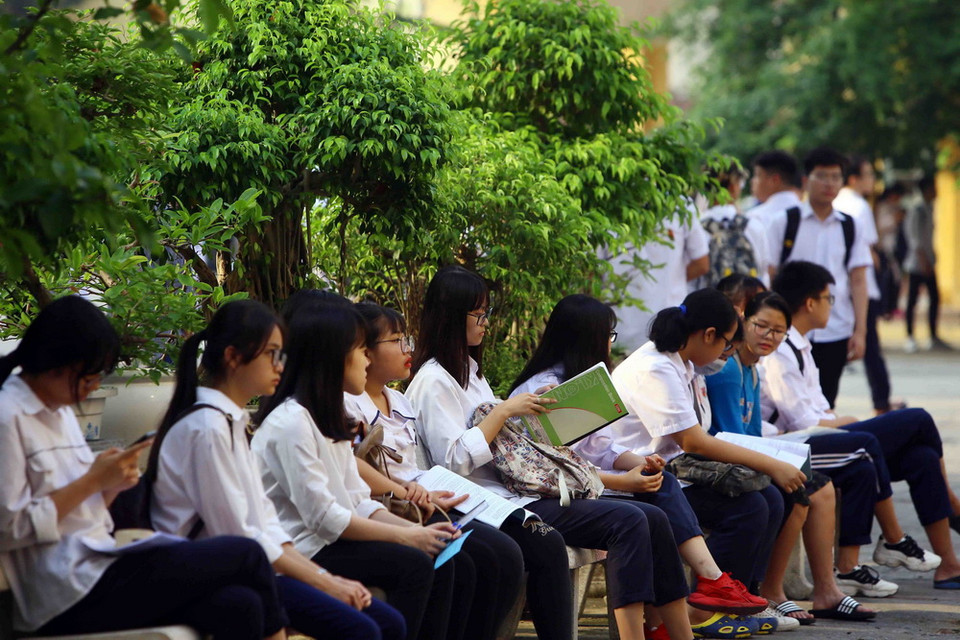 Thí sinh chuẩn bị bước vào kỳ thi vào lớp 10 THPT tại hội đồng thi trường THPT Đoàn Kết, quận Hai Bà Trưng. (Ảnh: Quang Quyết/TTXVN)