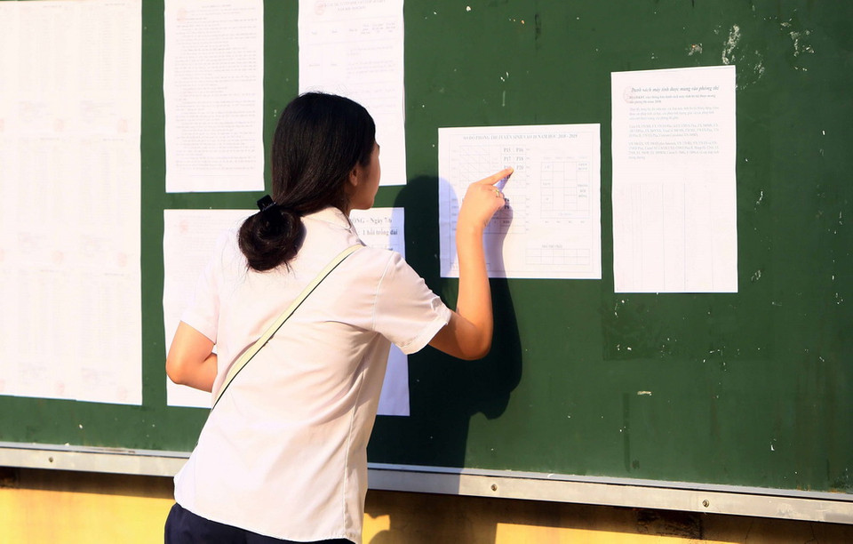 Thí sinh kiểm tra lại số báo danh trước khi bước vào kỳ thi vào lớp 10 THPT tại hội đồng thi trường THPT Đoàn Kết, quận Hai Bà Trưng. (Ảnh: Quang Quyết/TTXVN)