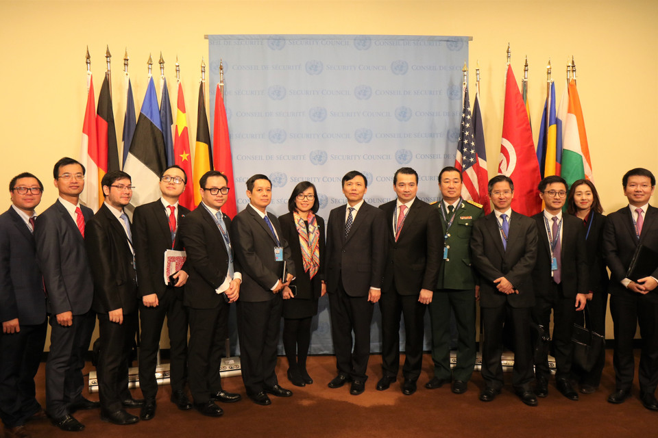 Đại sứ, Trưởng phái đoàn Việt Nam tại LHQ Đặng Đình Quý và các cán bộ Phái đoàn Việt Nam tại Lễ thượng cờ. (Ảnh: Khắc Hiếu/TTXVN)