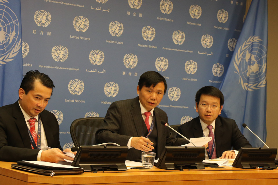 Đại sứ, Trưởng phái đoàn Việt Nam tại Liên hợp quốc Đặng Đình Quý trả lời các phóng viên quốc tế tại buổi họp báo. (Ảnh: Khắc Hiếu/TTXVN)