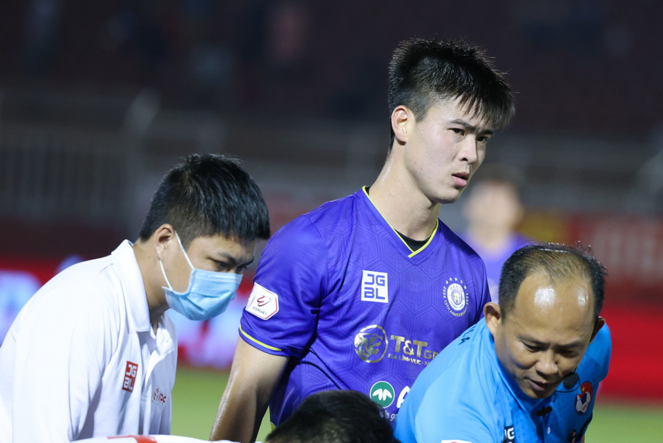 Chứng kiến chấn thương của Hùng Dũng, Duy Mạnh không khỏi thẫn thờ. (Ảnh: Hải An/Vietnam+)