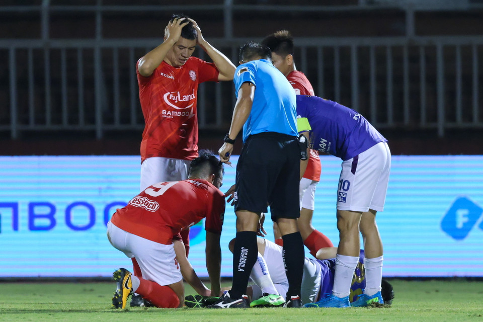 Đỉnh điểm là tình huống Hoàng Thịnh vào bóng nguy hiểm khiến Hùng Dũng gãy chân. (Ảnh: Hải An/Vietnam+)