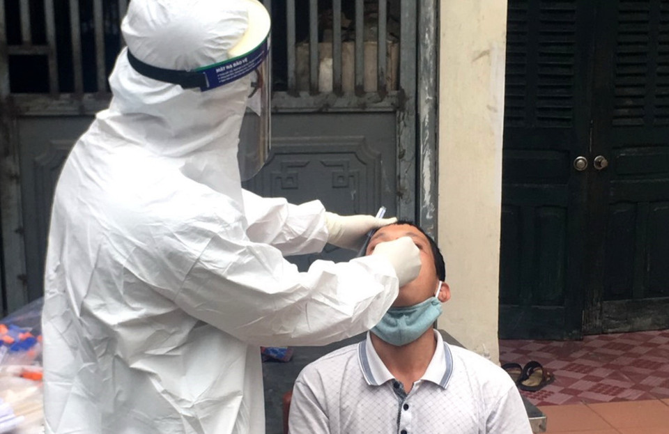 Sở Y tế Hà Nội khẩn trương lấy mẫu xét nghiệm COVID-19 cho 10 hộ dân có liên quan đến 2 ca dương tính tại thôn Lỗ Giao (xã Việt Hùng, huyện Đông Anh). (Ảnh: TTXVN phát)