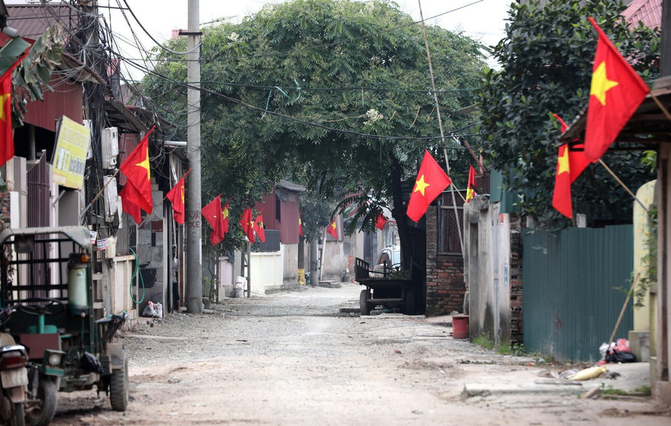 Quang cảnh vắng vẻ khi thôn Lỗ Giao (xã Việt Hùng, huyện Đông Anh) bị phong tỏa. (Ảnh: Thành Đạt/TTXVN)