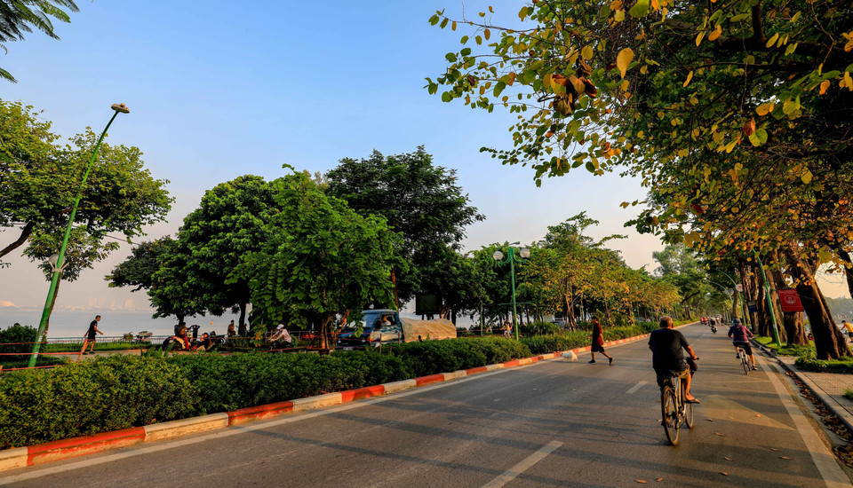 Sáng mùa Thu trên đường Thanh niên. (Ảnh: Thanh Tùng/TTXVN)