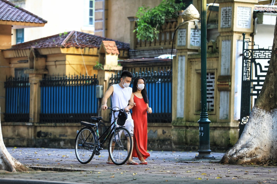 Đôi bạn dạo chơi trên đường Phan Đình Phùng. (Ảnh: Thành Đạt/TTXVN)