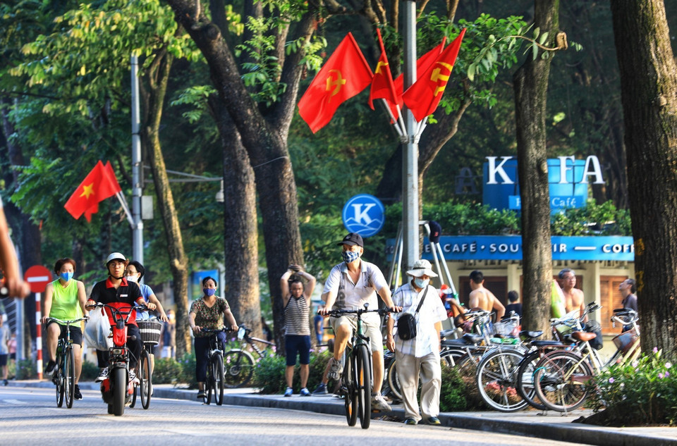 Người dân Thủ đô thong dong trên xe đạp dạo quanh hồ Gươm mỗi sáng. (Ảnh: Thành Đạt/TTXVN)