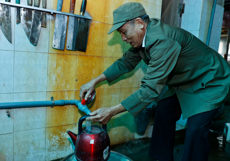 Hộ gia đình ông Nguyễn Công Hồng được sử dụng nước sạch đúng dịp Tết đến, Xuân về. (Ảnh: Minh Quyết/TTXVN)