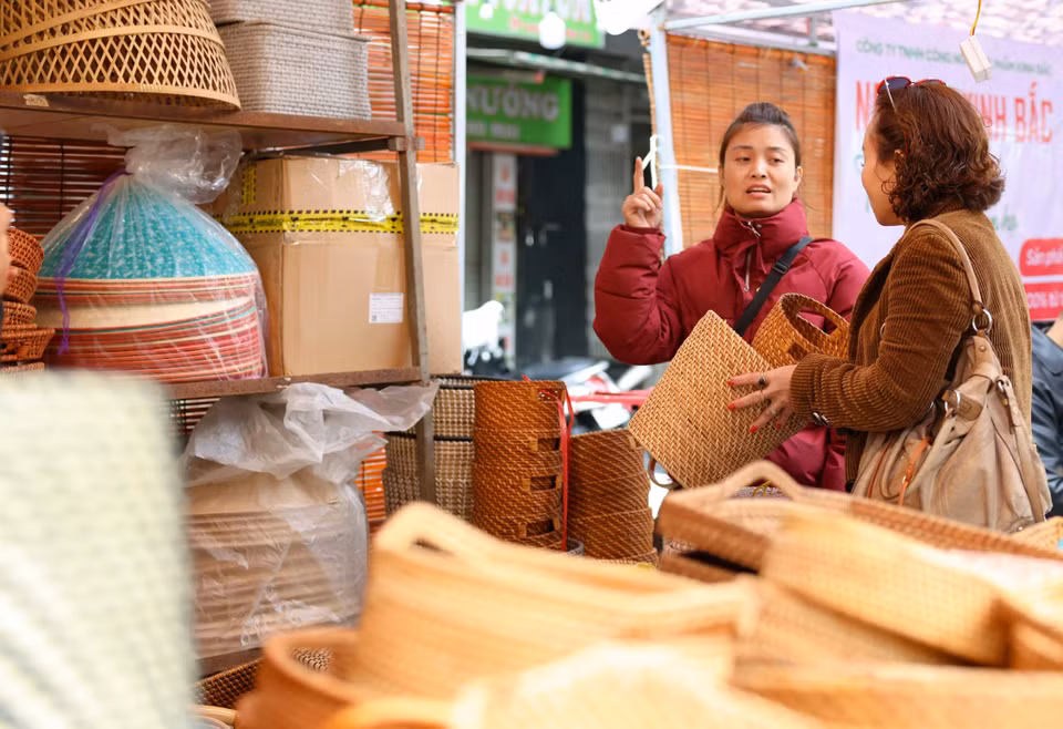 Sản phẩm mây tre được bày bán phục vụ nhu cầu mua sắm của người dân, khách du lịch. (Ảnh: Thanh Tùng/TTXVN)