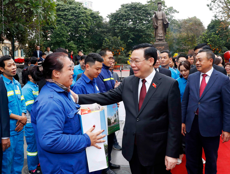 Chủ tịch Quốc hội Vương Đình Huệ tặng quà Tết cho công nhân lao động Thủ đô. (Ảnh: Nhan Sáng/TTXVN)