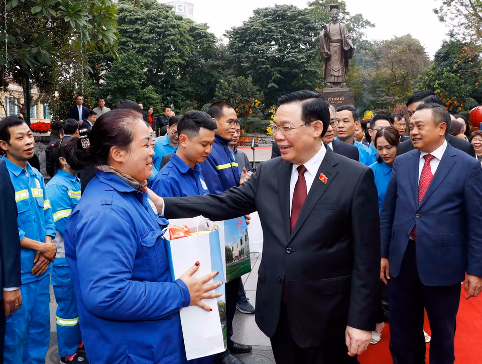 Chủ tịch Quốc hội Vương Đình Huệ tặng quà Tết cho công nhân lao động Thủ đô. (Ảnh: Nhan Sáng/TTXVN)
